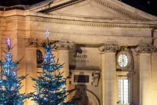 Sapins devant l'entrée du centre Panthéon