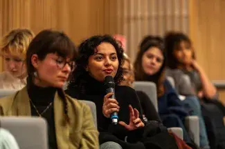 Etudiante qui pose une question